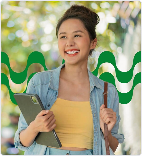 Jovem sorrindo com tablet e fundo decorativo do Trabalha Brasil