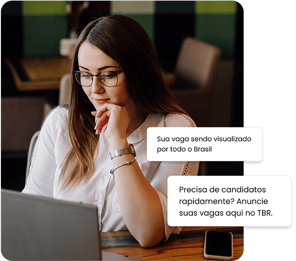 Empresária utilizando plataforma online para anunciar vagas de emprego