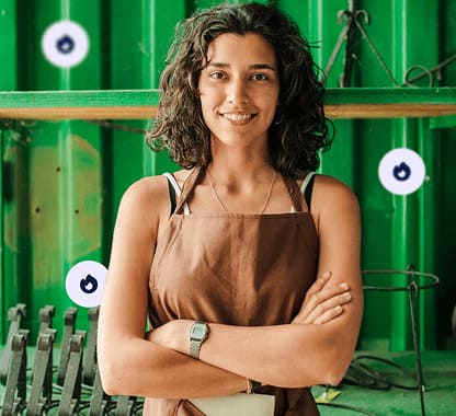 Mulher jovem sorrindo em ambiente de escritório com fundo verde