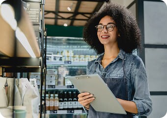 Profissional estruturando um plano de carreira com metas e objetivos