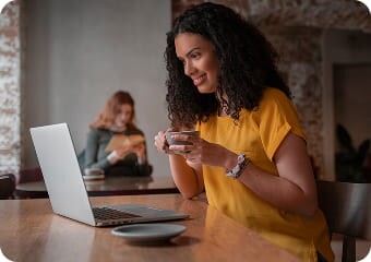Profissional revisando o currículo em busca de melhorias para se destacar no mercado de trabalho