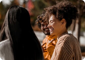 Candidatos conversando durante preparação para entrevista de emprego, discutindo estratégias para conquistar a vaga desejada