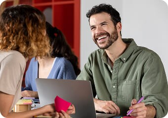 Candidata respondendo perguntas comuns durante entrevista de emprego