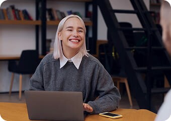 Jovem iniciando a carreira profissional em seu primeiro emprego