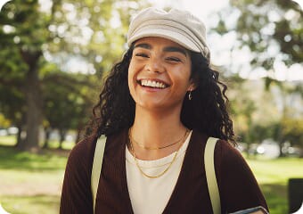 Profissional analisando oportunidades de emprego para conquistar a recolocação no mercado