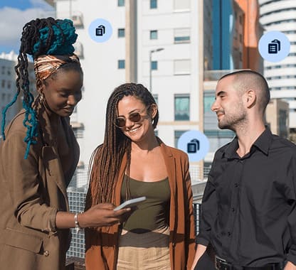 Grupo de três profissionais diversos conversando em ambiente corporativo