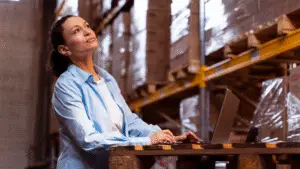 Pessoa trabalhando na fábrica